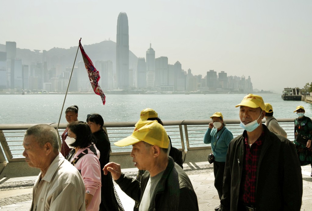 程鼎一指本港有不太規範的旅行團，認為做法未必違法。資料圖片