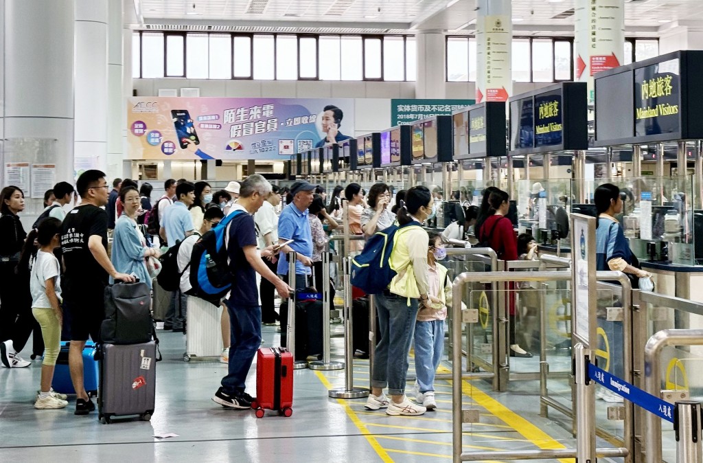 陳茂波指擴展個人遊計劃措施將為本港帶來更多過夜旅客，有助帶旺本地飲食、零售、酒店等市道，提振整體經濟，