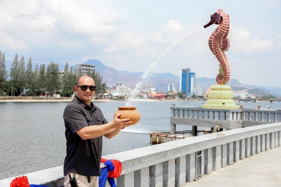 貢布的噴水海馬令人想起新加坡魚尾獅。 貢布旅遊局fb