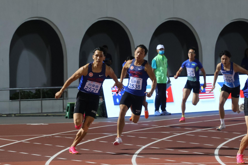 男子4x100米接力跑，港隊憑張灝軒、李康傑、石錦程及何偉倫合力以40秒24奪銅牌。徐嘉華攝