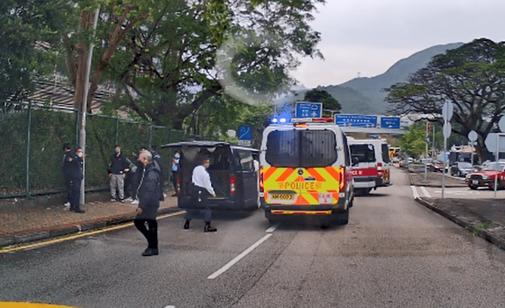 兩架警車包夾涉事貨Van。網圖