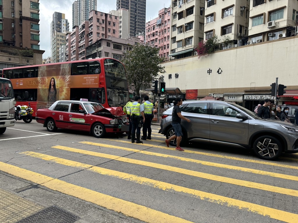 的士與私家車於燈位首尾相撞。梁國峰攝