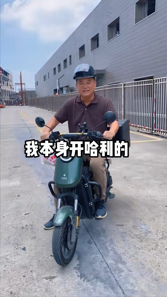 陳百祥又指自己本身是駕哈利的，現在卻變成外賣賽車手。