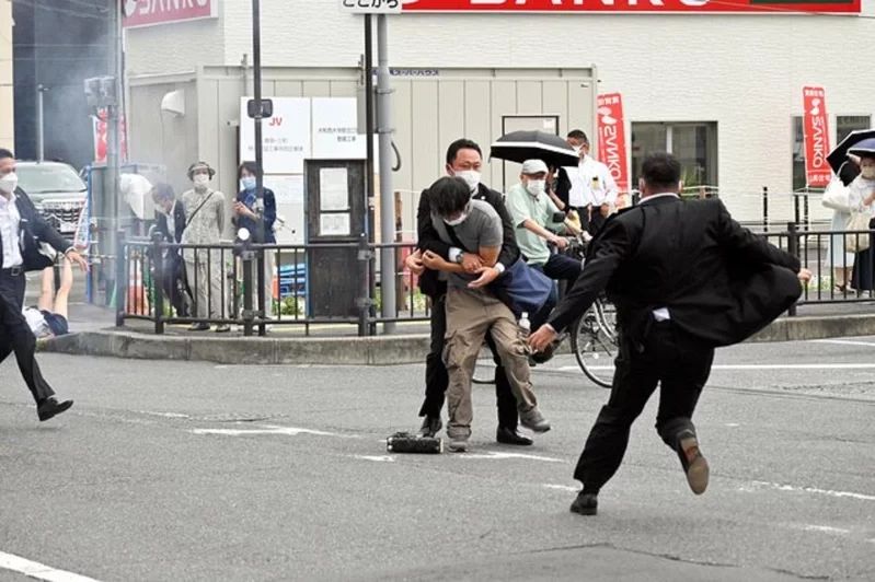 疑兇被捕時，手槍掉在地上。網圖