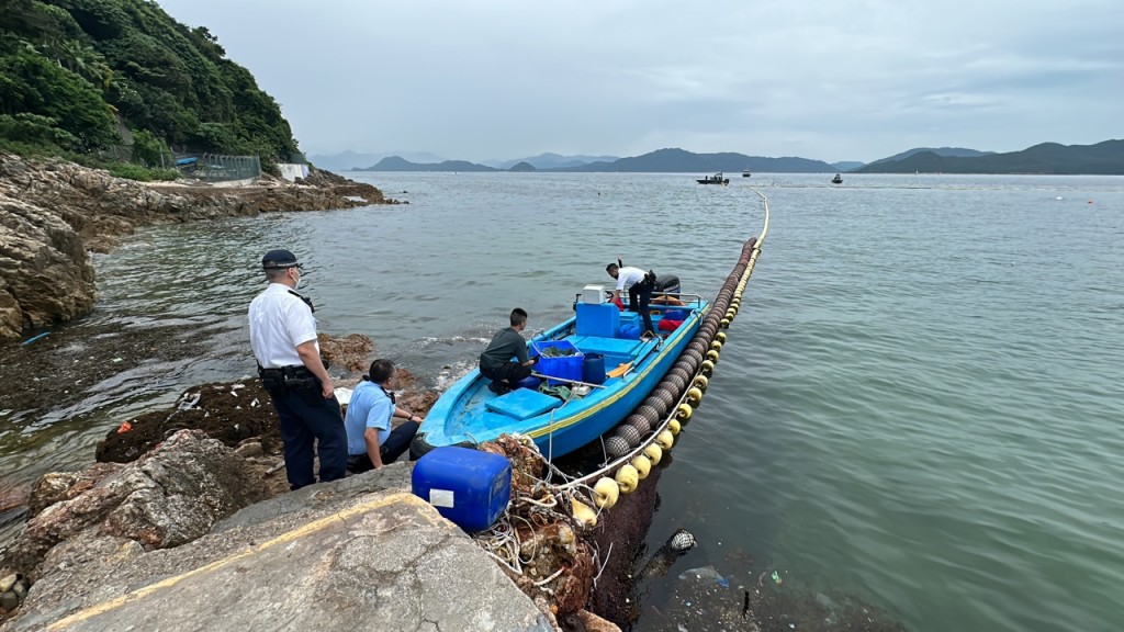 快艇上有魚網及蛙鞋。梁國峰攝