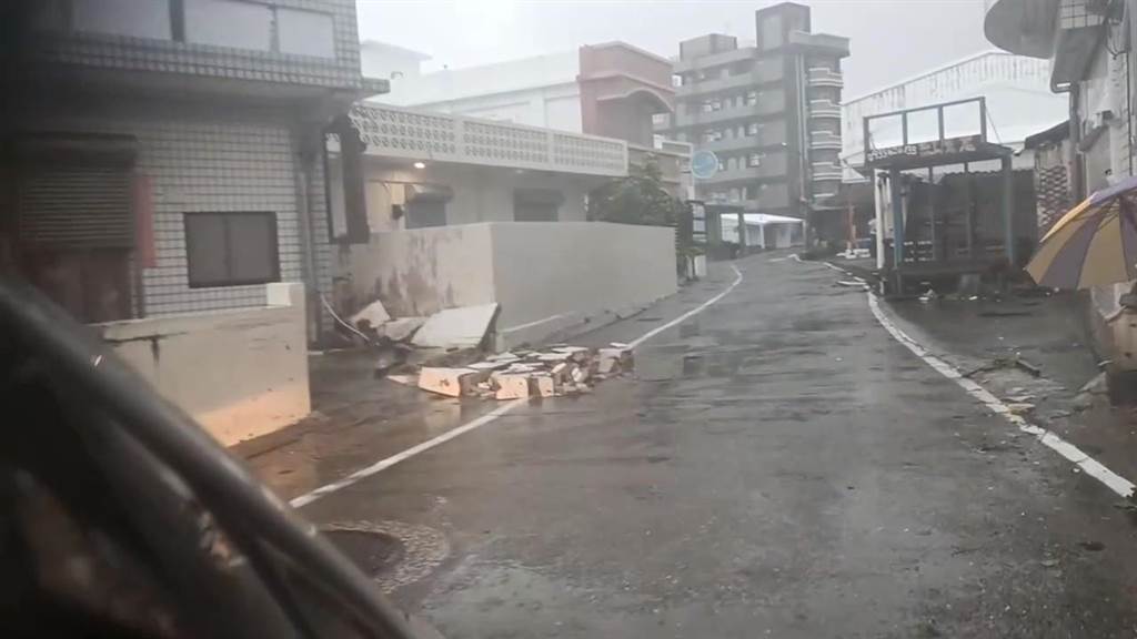 颱風海葵吹襲台東綠島，出現16級陣風，造成廣泛破壞。(facebook)