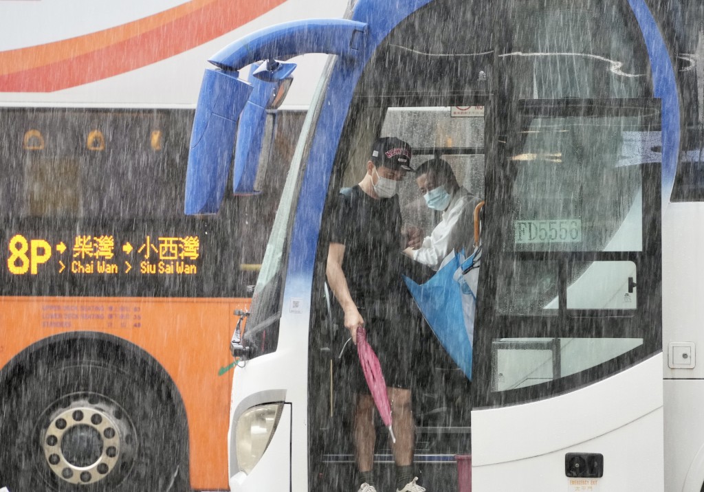 黃雨下市民乘車也感不便。蘇正謙攝