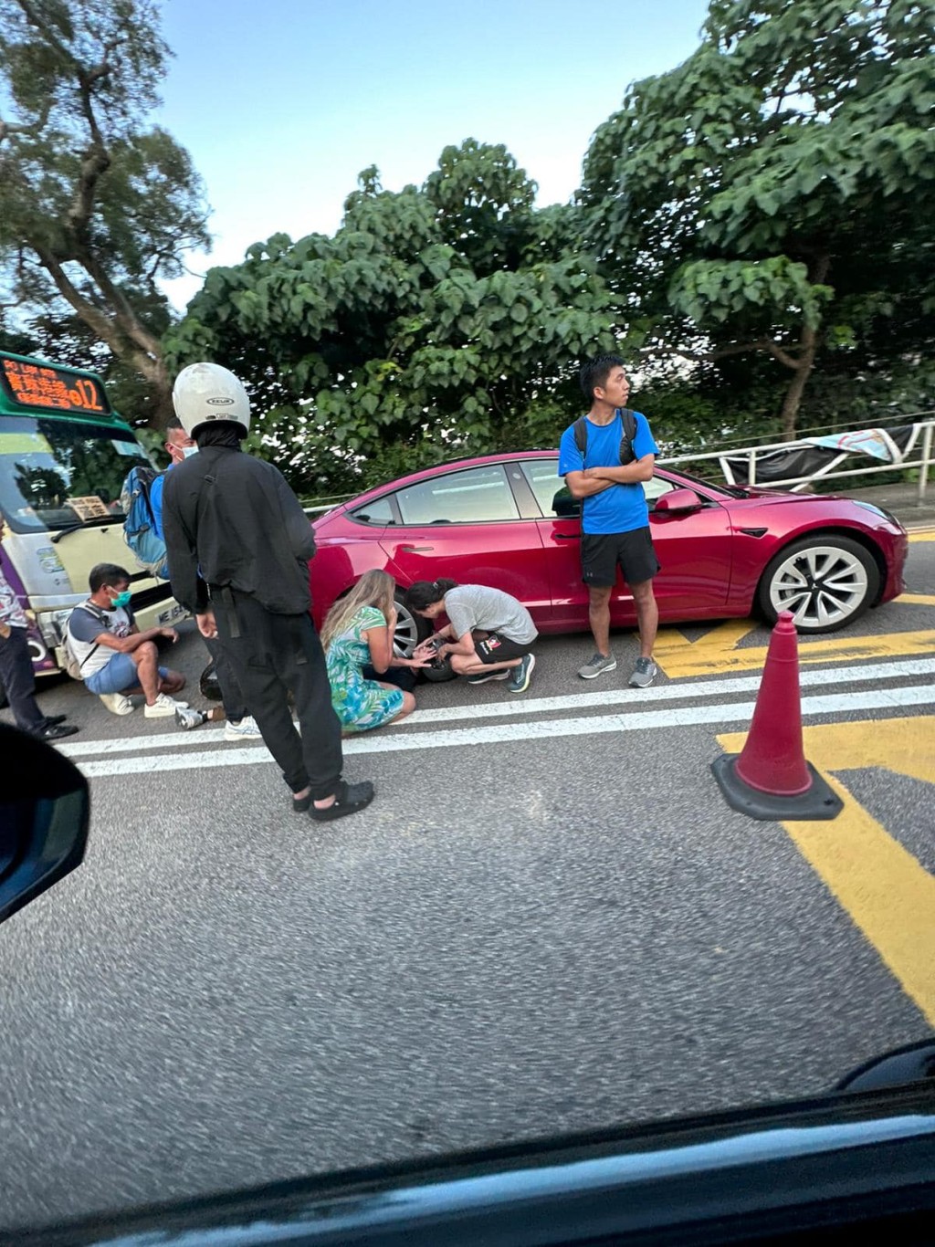 意外後大批熱心途人上前協助救援。車cam L（香港群組）FB