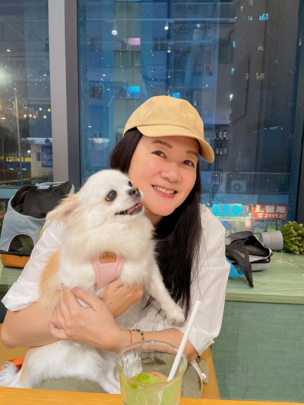 58歲的劉倩怡是愛犬之人。