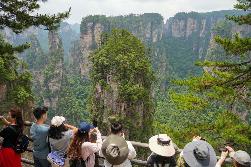 石峰深不见底，如刀劈斧削的形状形成壮观奇观，难怪吸引不少旅客慕名朝圣！