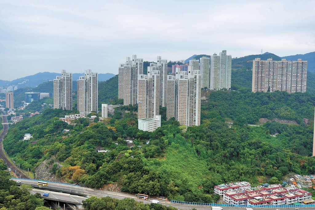 穗禾苑建於沙田西北部山坡上，環境極佳，可俯瞰整個沙田市中心。