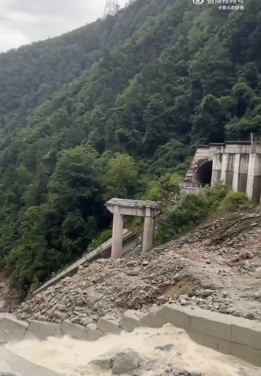 隧道接駁橋被山洪沖毀，有車輛墜毀。