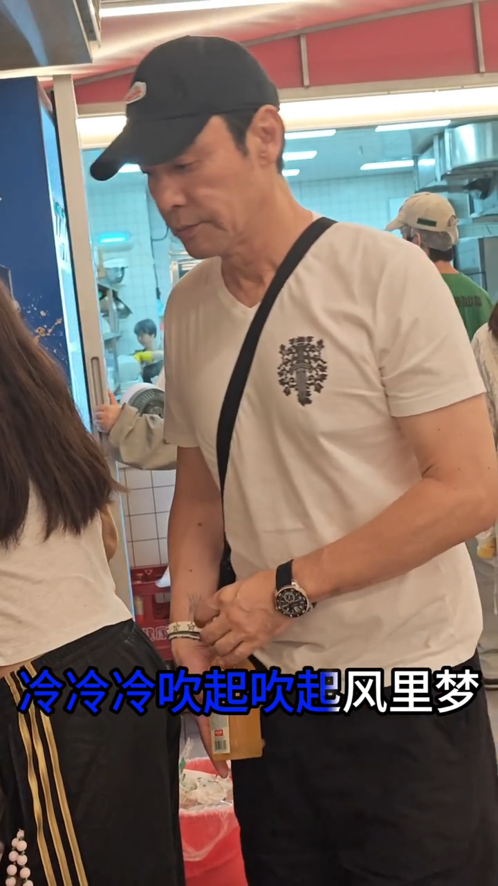 日前，锺镇涛被网民野生捕获食街坊面店，他为家拿芽菜等配料。