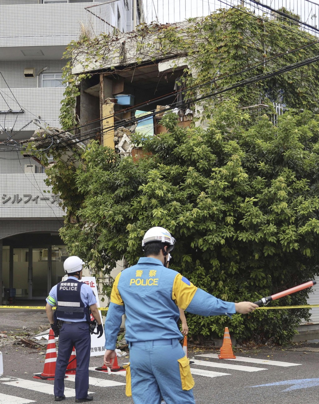 宫崎市内有建筑物受损。路透社