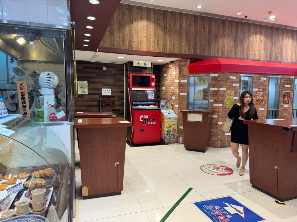 黃傑龍解釋，一些拿食物工廠牌照的店舖，只提供外賣，所以即使客人即場享用所買的食物都只是「外賣」。資料圖片