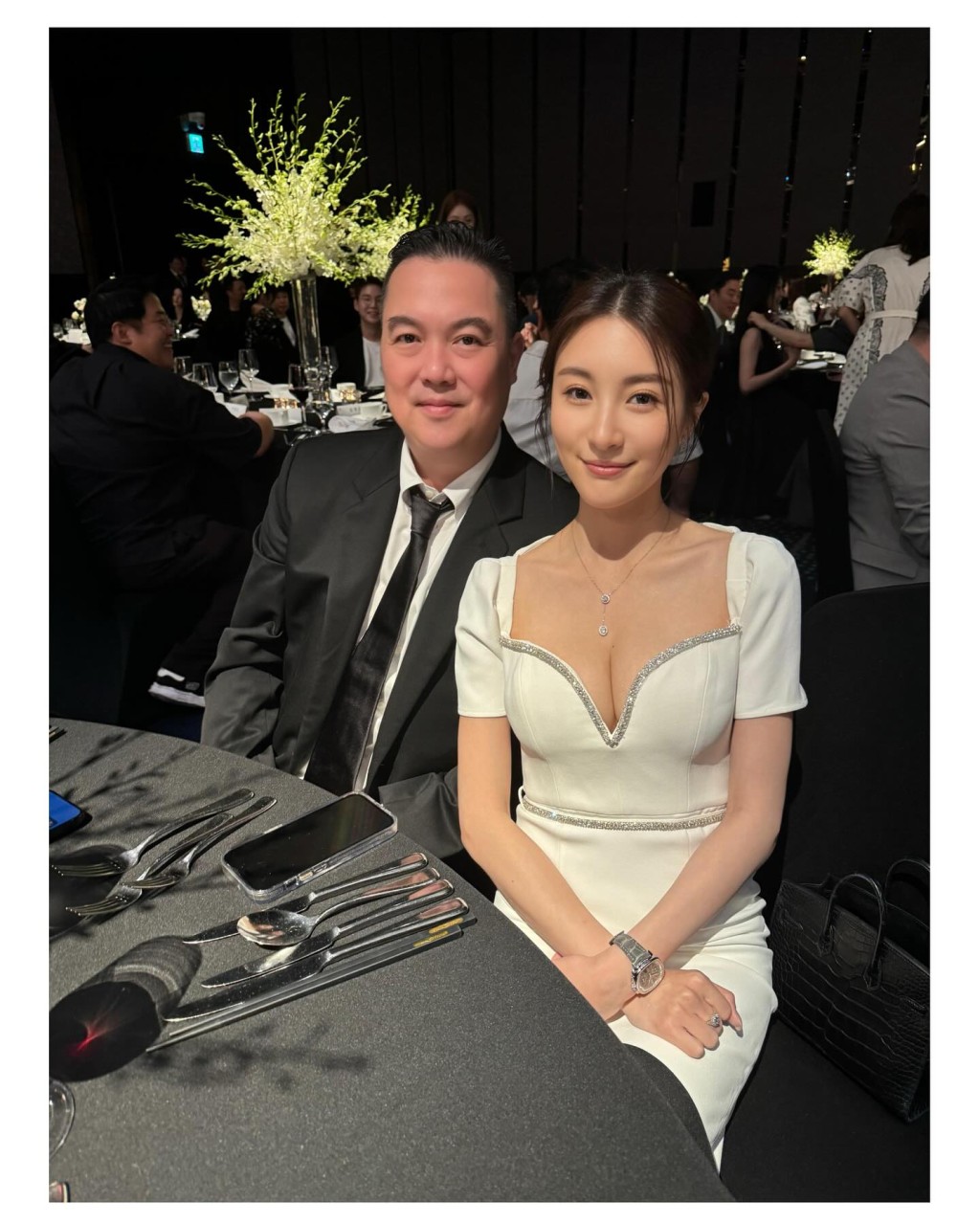 日前林夏薇與老公齊齊出席婚宴激罕貼合照。