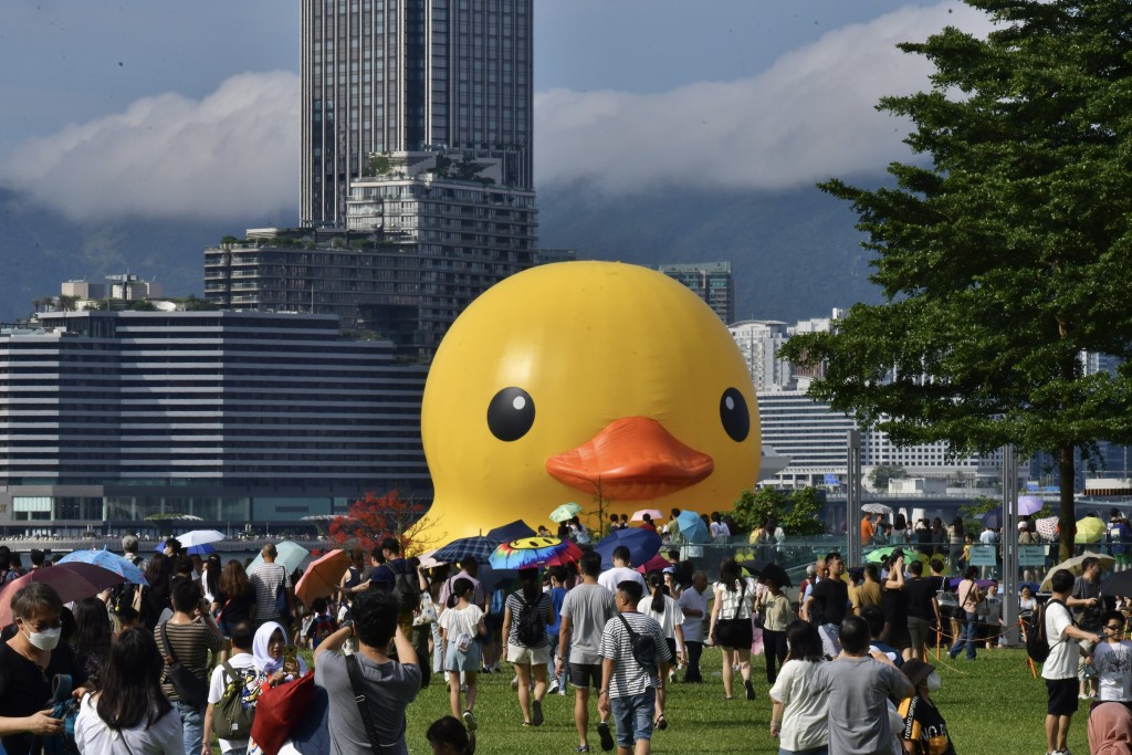 市民爭相與黃鴨合照。陳極彰攝