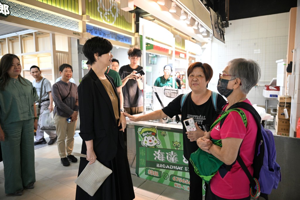 何永賢聯同羅淑佩等房署人員到海達街市視察。何永賢facebook圖片