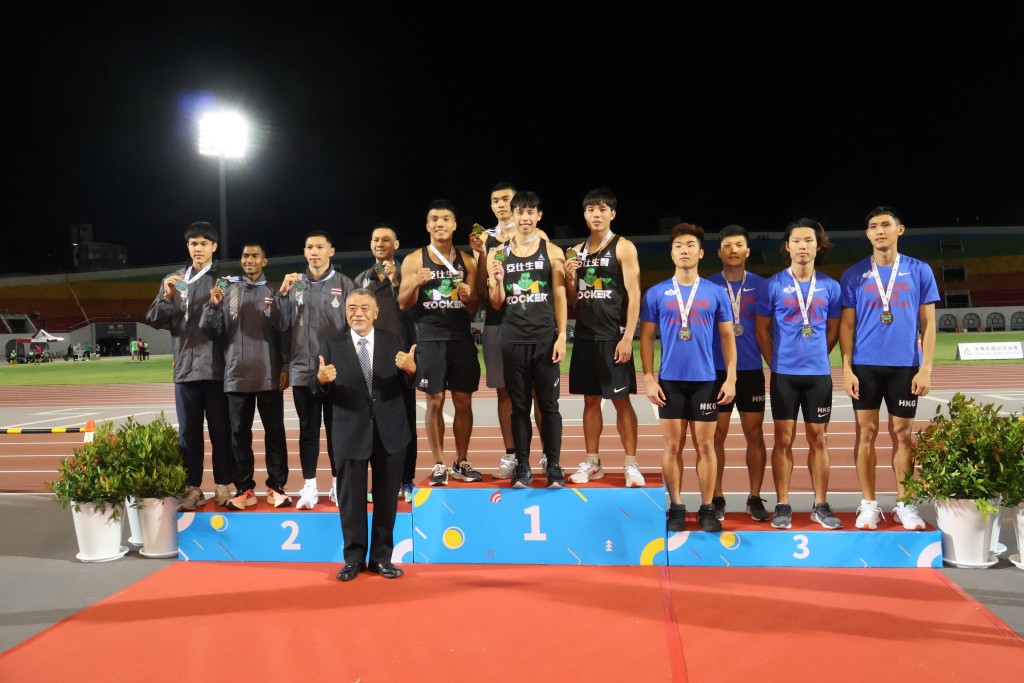 男子4x100米接力跑，港隊憑張灝軒、李康傑、石錦程及何偉倫合力以40秒24奪銅牌。徐嘉華攝