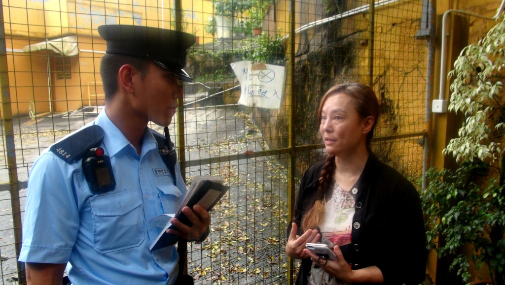 翁靜晶曾因揭發大埔定慧寺帳目混亂，以及住持釋智定的醜聞而被網民封正義俠女。  ​