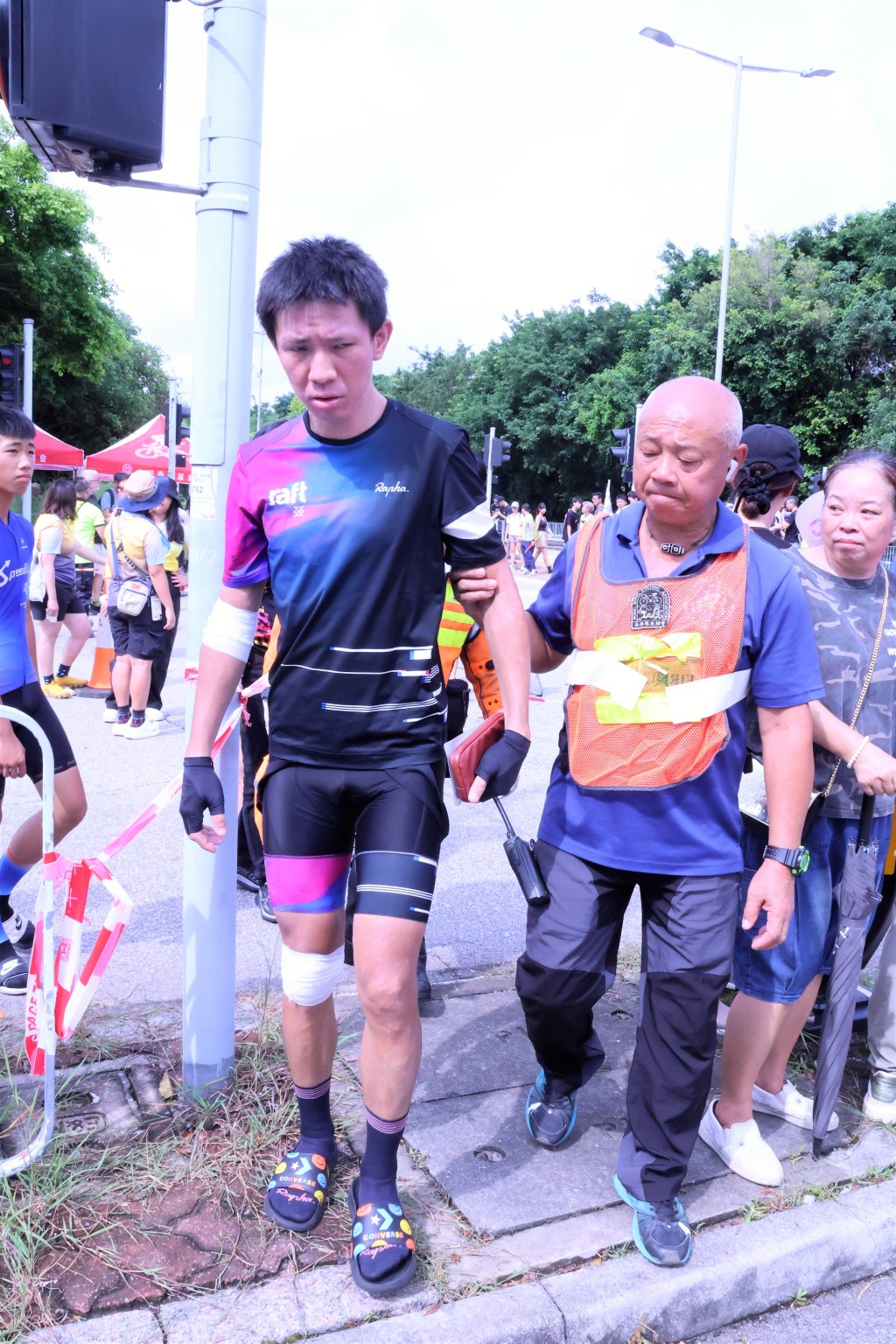 比賽中出現小意外，車手被送到救護車。陸永鴻攝