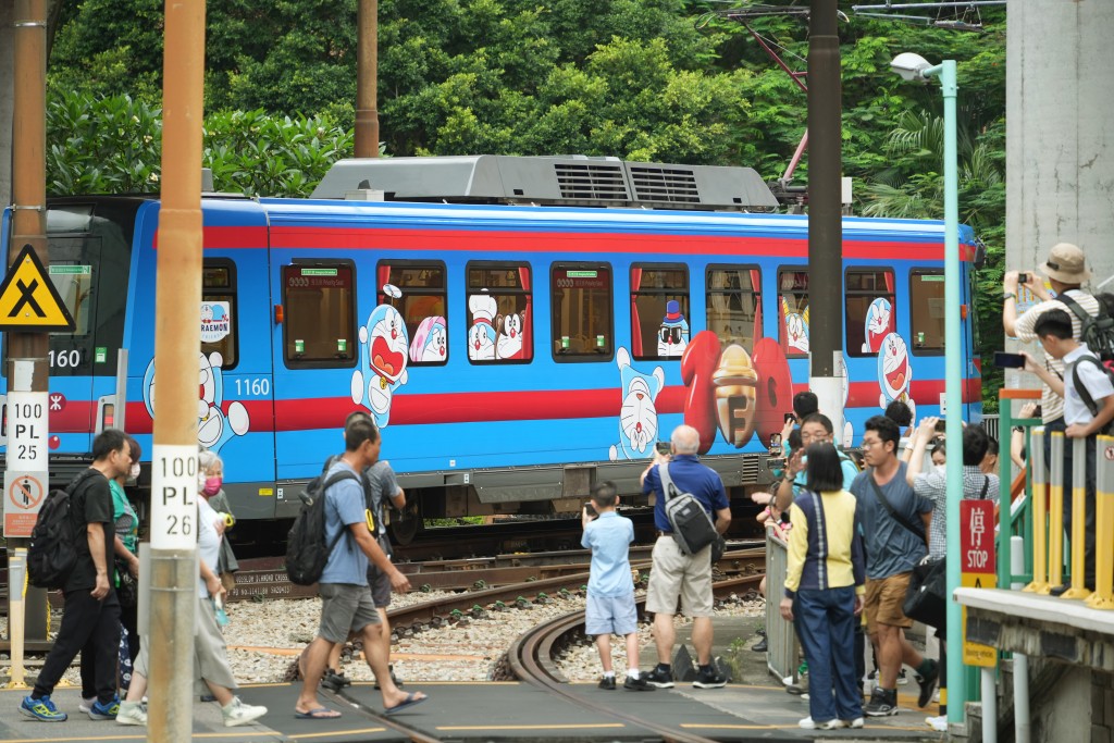 三列期間限定列車分別遊走輕鐵、東鐵綫及機場快綫，粉絲必去朝聖！