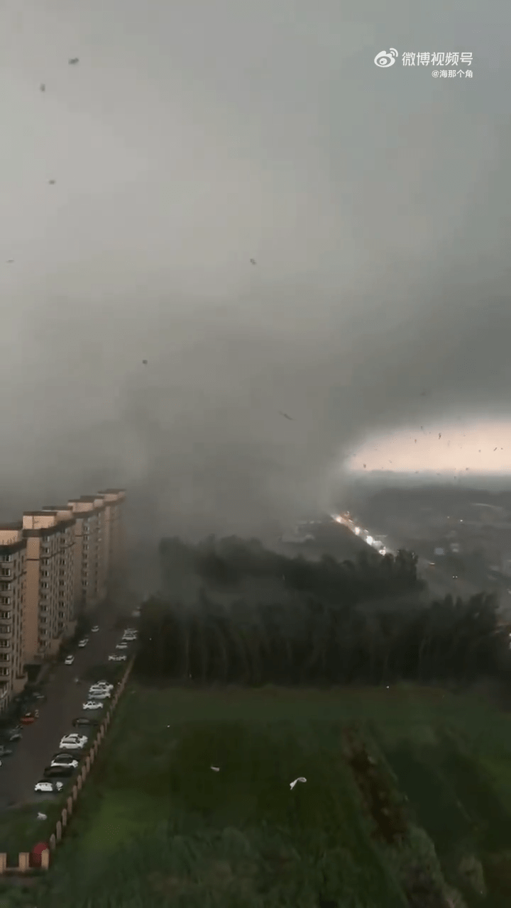 龍捲風出現時，天氣風雲變色。