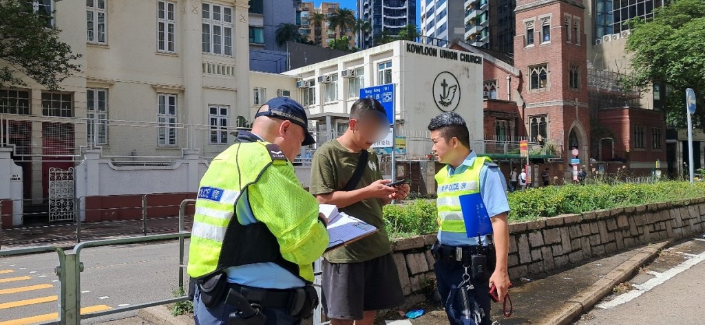 泥頭車司機涉停牌期間駕駛被捕。林思明攝