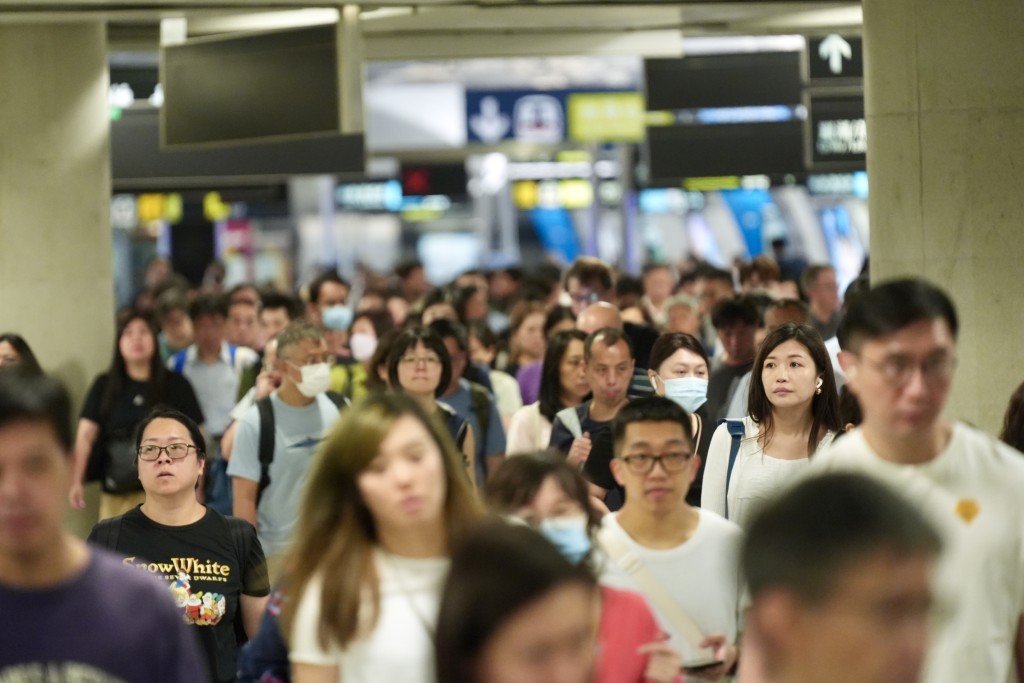 天文台改發三號信號後，大批市民出門上班，在金鐘站轉車。