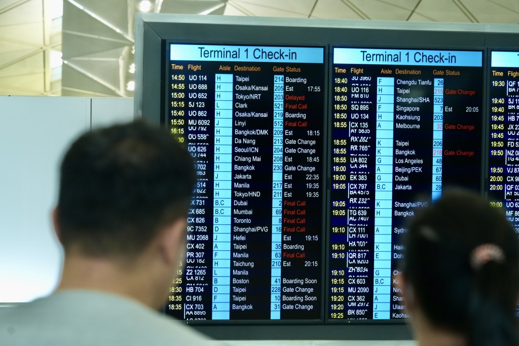 微软死机，香港机场离境大堂大混乱。刘骏轩摄