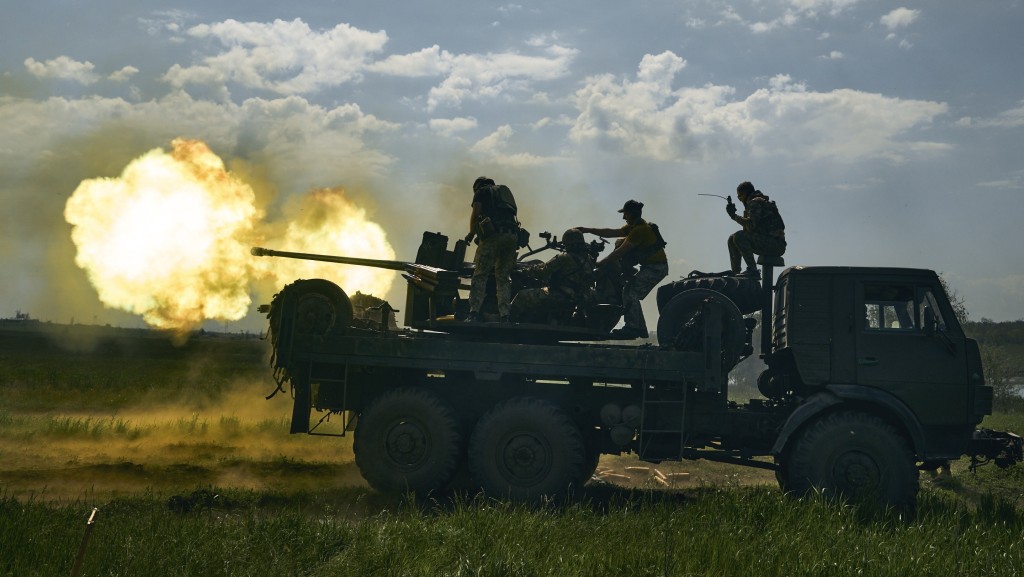  2023年5月15日，與俄軍激戰的烏克蘭士兵在巴赫穆特市附近開火。 美聯社