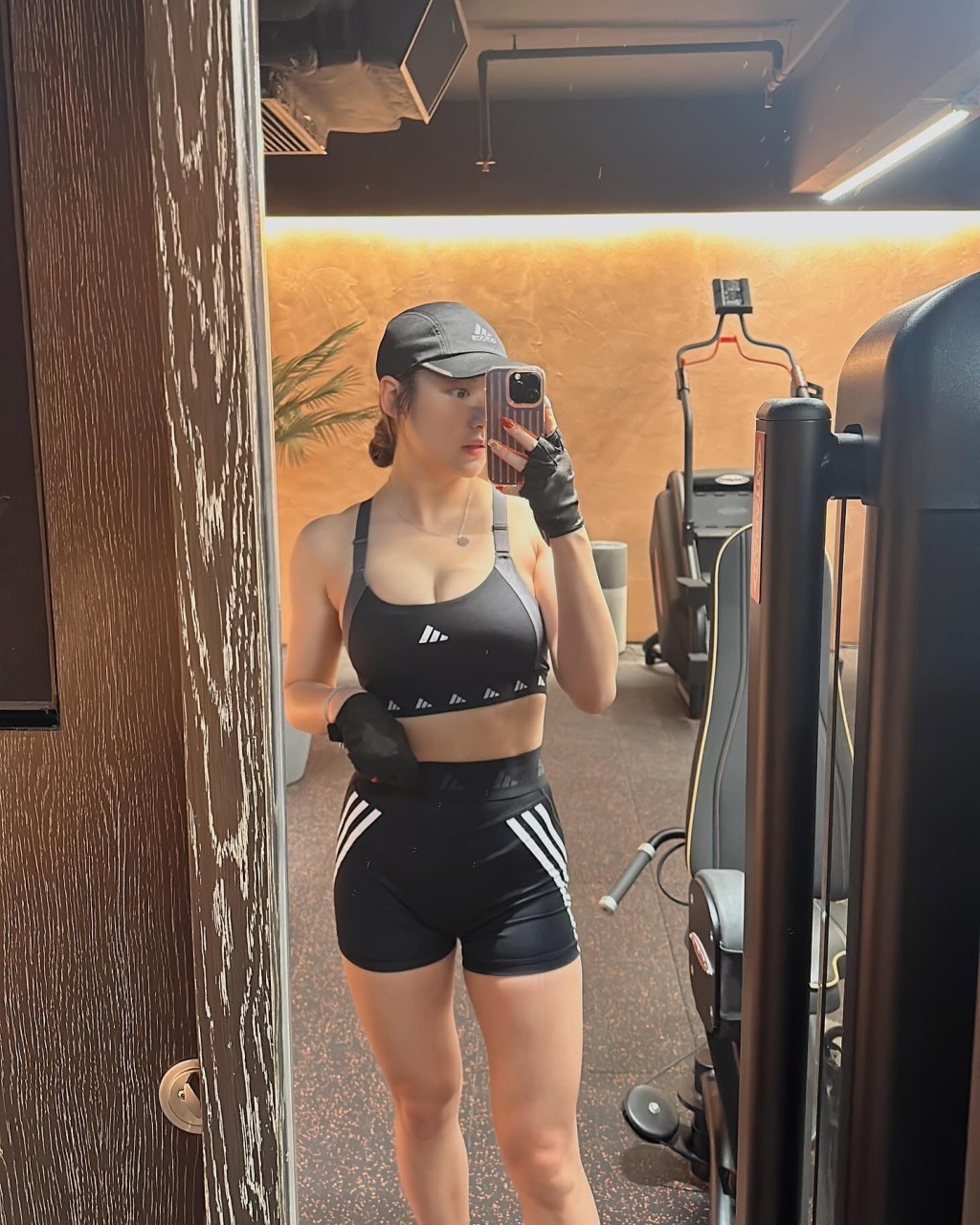 Kylie C.鄭杞瑤一有時間就操Fit。