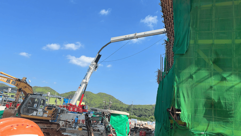 吊臂上半部份折斷，壓住建築物的天台。網上圖片