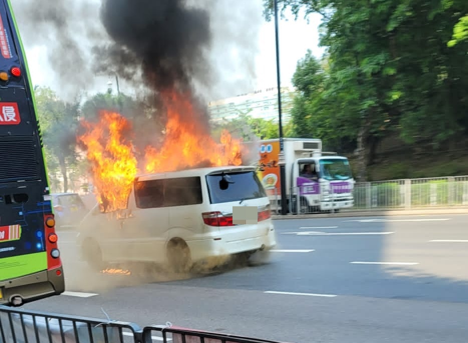 肇事私家車火光熊熊。fb：沙田之友