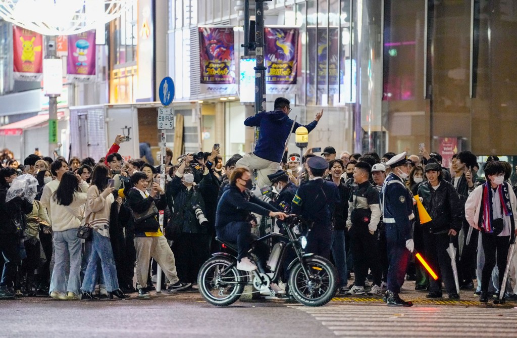 日本大逆轉擊敗德國，澀谷萬人快閃十字路口狂歡。路透