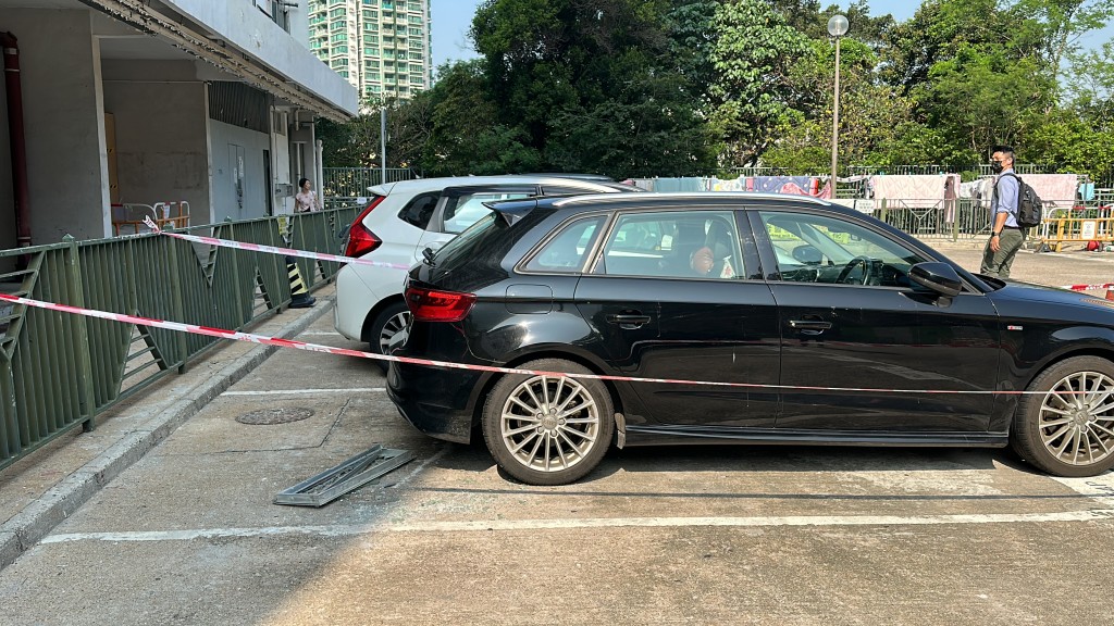 鋁窗從天而降，私家車損毀。劉漢權攝