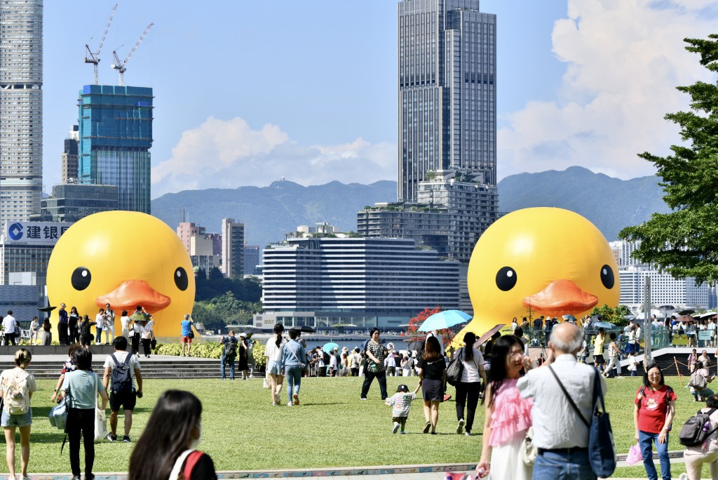 洩氣黃鴨返回維港吹氣，大批市民到場拍照。盧江球攝