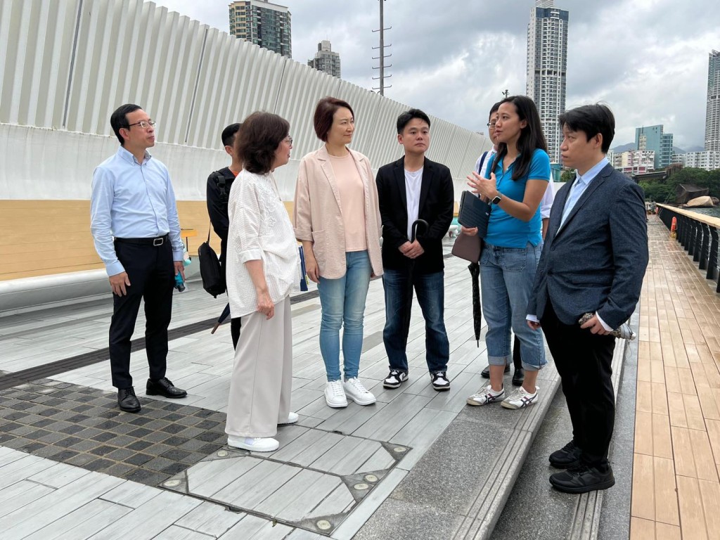 發展局局長甯漢豪日前視察九龍海濱的最新情況，包括海心公園二期、九龍城汽車渡輪碼頭及翔龍灣一帶的海濱。發展局fb