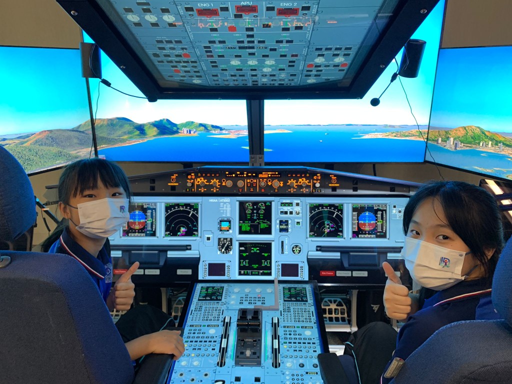 入境處安排約30名領袖團學員到訪香港國際航空學院。