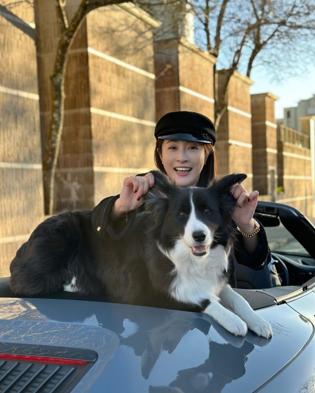 而且仲不時帶愛犬出外遊車河。