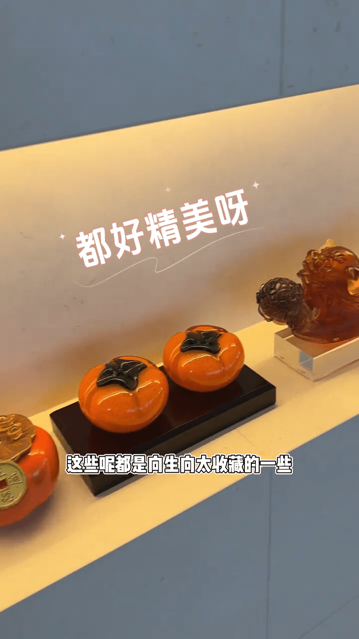 客飯廳內有不少玉石翡翠裝飾品。