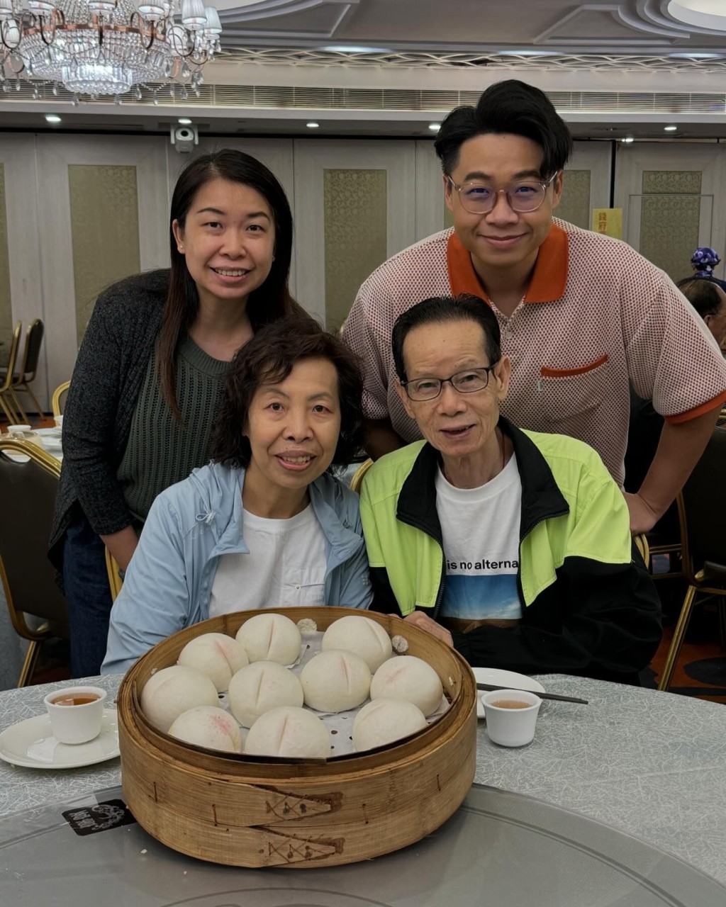 何遠東一家人合照。