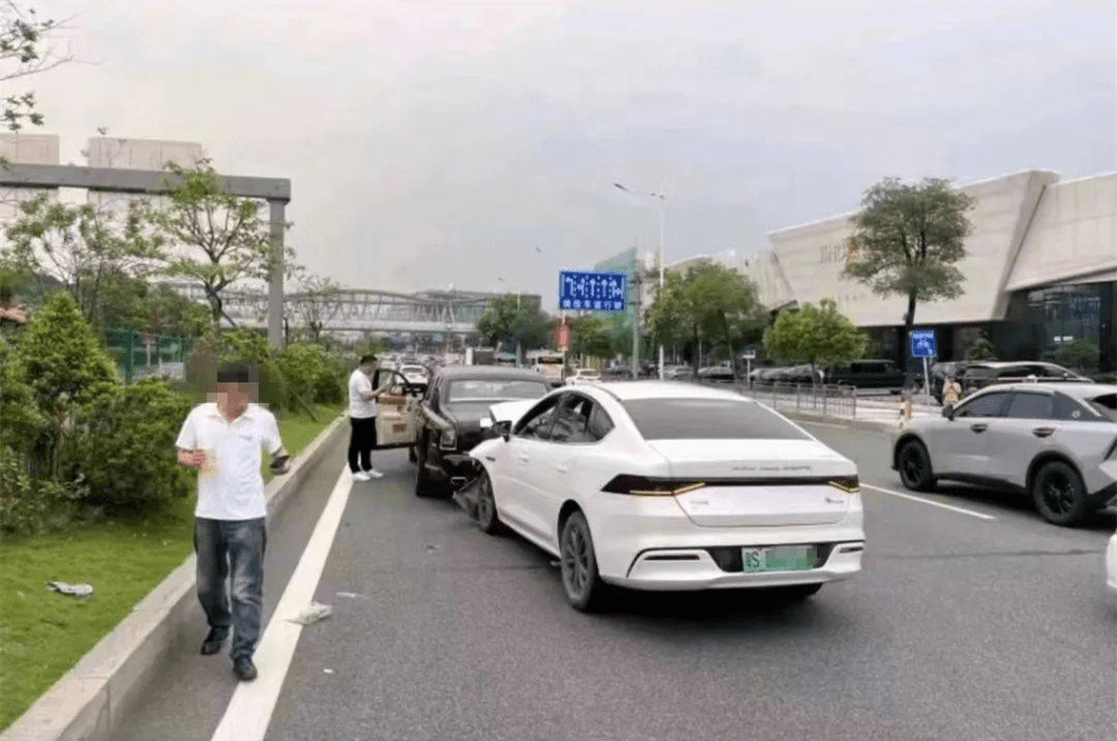 從事故現場照片可見，白色比亞迪整個車頭都撞爆了。