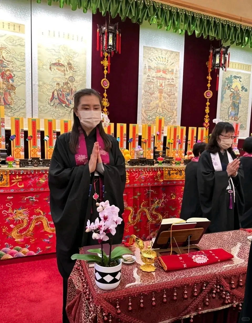 有網民在溫哥華靈岩山寺巧遇王祖賢參加水陸空大法會。