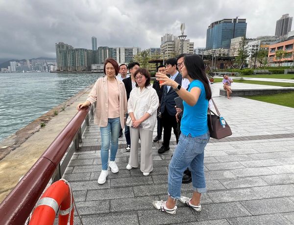 發展局局長甯漢豪日前視察九龍海濱的最新情況，包括海心公園二期、九龍城汽車渡輪碼頭及翔龍灣一帶的海濱。發展局fb