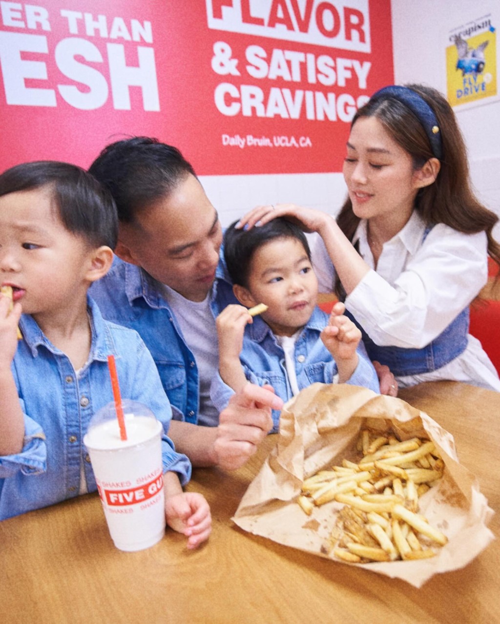 岑麗香一家四口食快餐。