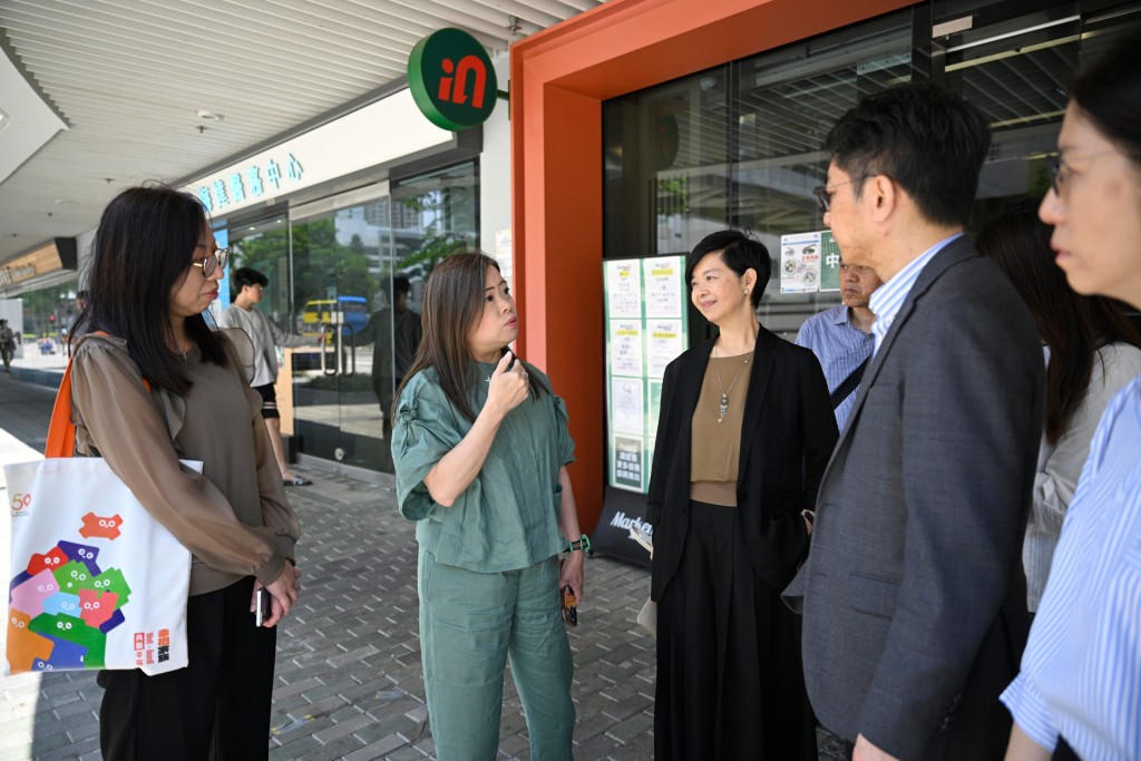 何永賢與羅淑佩在海達及海麗邨視察。何永賢facebook圖片