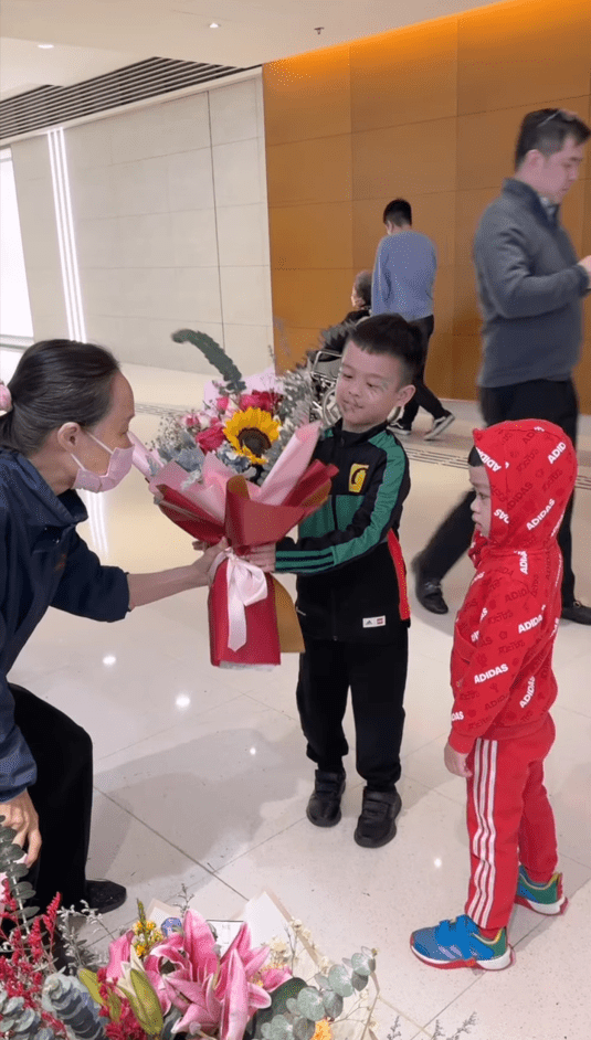 大仔陳裕炘接過花店店員的花束。