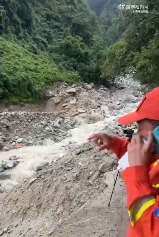 隧道接駁橋被山洪沖毀，有車輛墜毀。