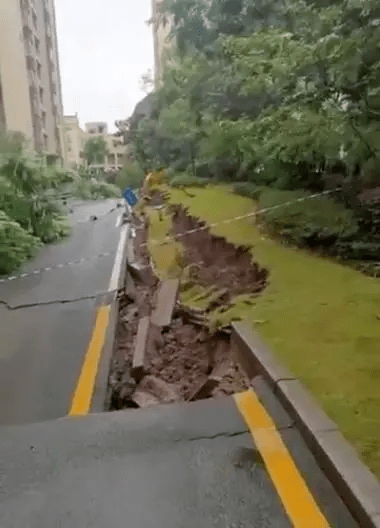 網傳照片可見，住宅區內地面下陷情況嚴重。